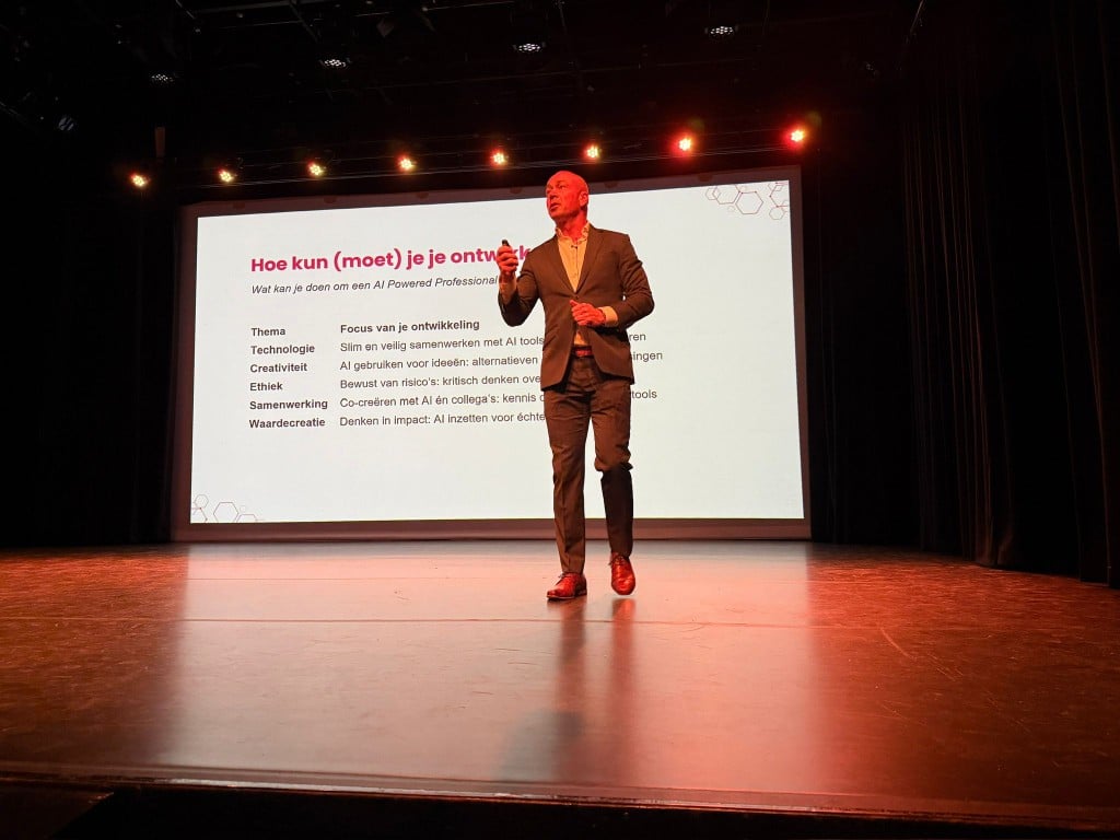 Robert Mekking speaking on stage about AI and professional development